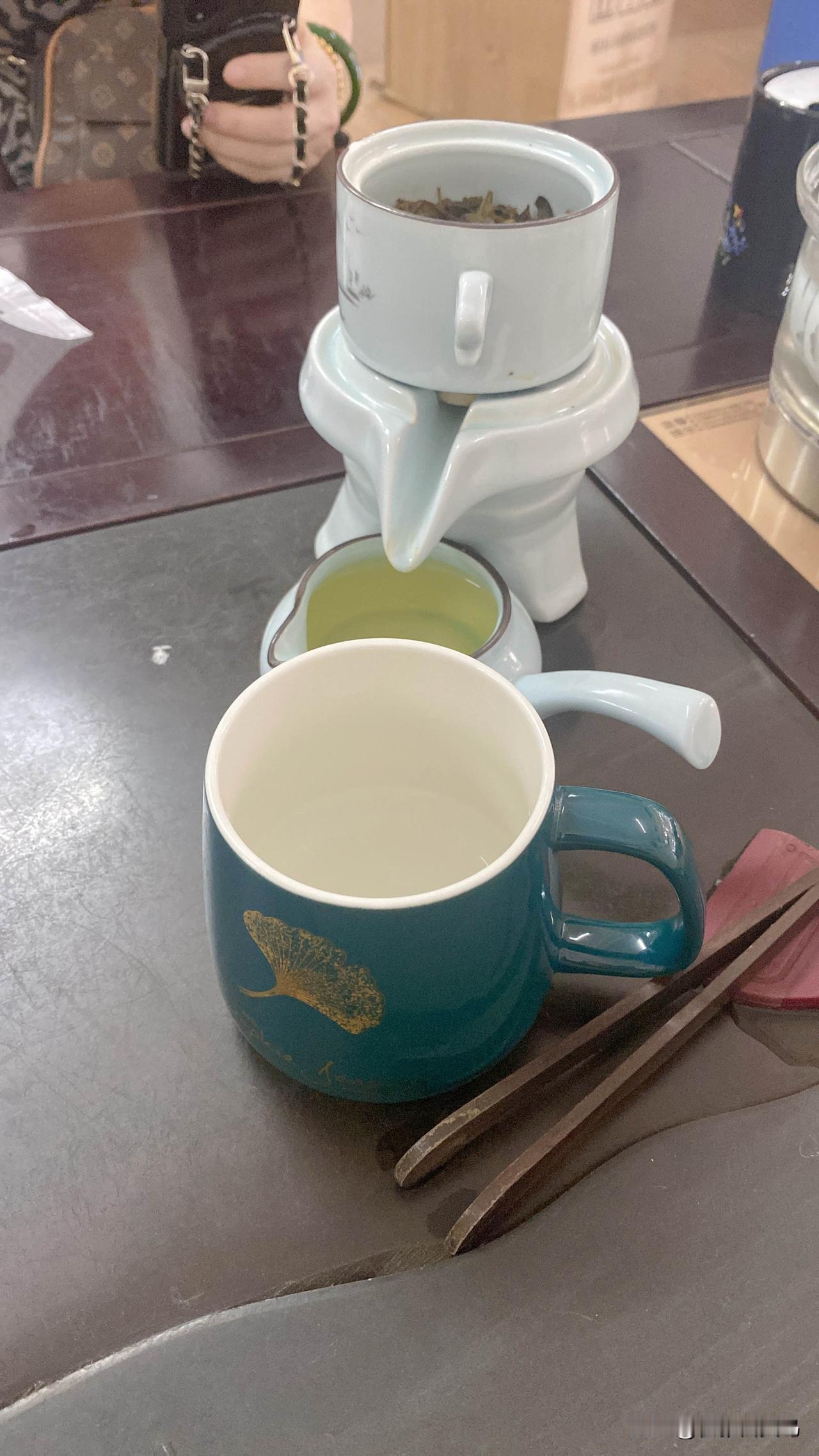 午后阳光斜斜落在茶桌，青瓷杯里的普洱腾着轻雾，曾姨的指尖轻轻摩挲杯沿，话锋忽然转