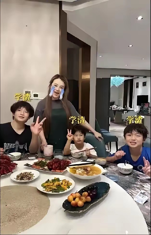 冉莹颖和三个儿子在家一起吃饭，她家饭菜也很丰盛，重要是她家好大。她自称三个儿子学