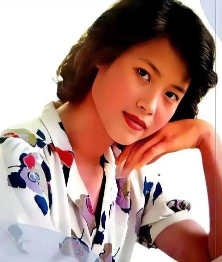 原来他俩已离婚，如今一个在日本孤独终老，一个在上海娶将军之女，活出了完全不一样的