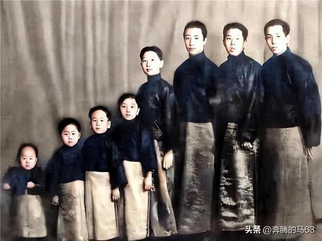 这是1927年，张作霖八个儿子的合影。
1927年，也是张作霖在北京就任北洋政府