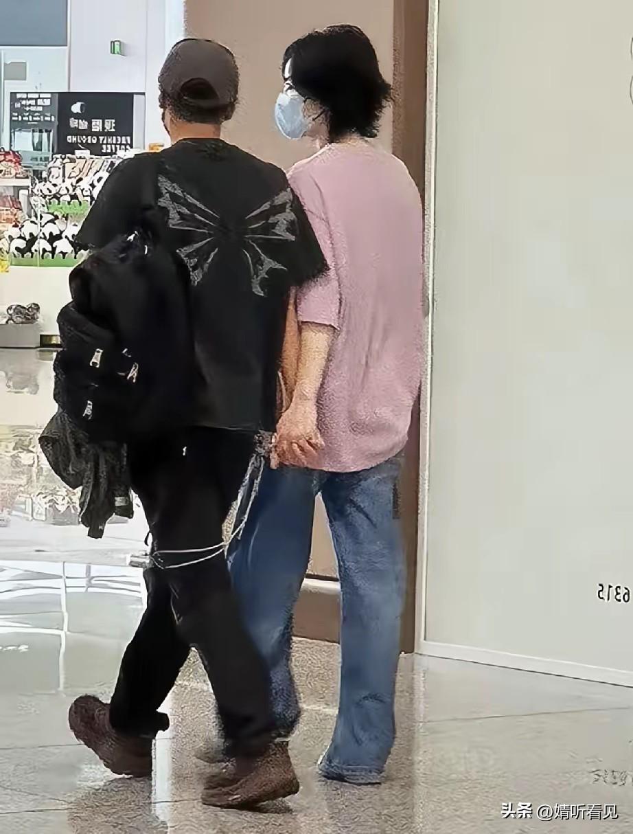 两人牵手而来，又牵手而去！
王菲与谢霆锋共拎一个包，
轻松而来，轻松而归。
王菲