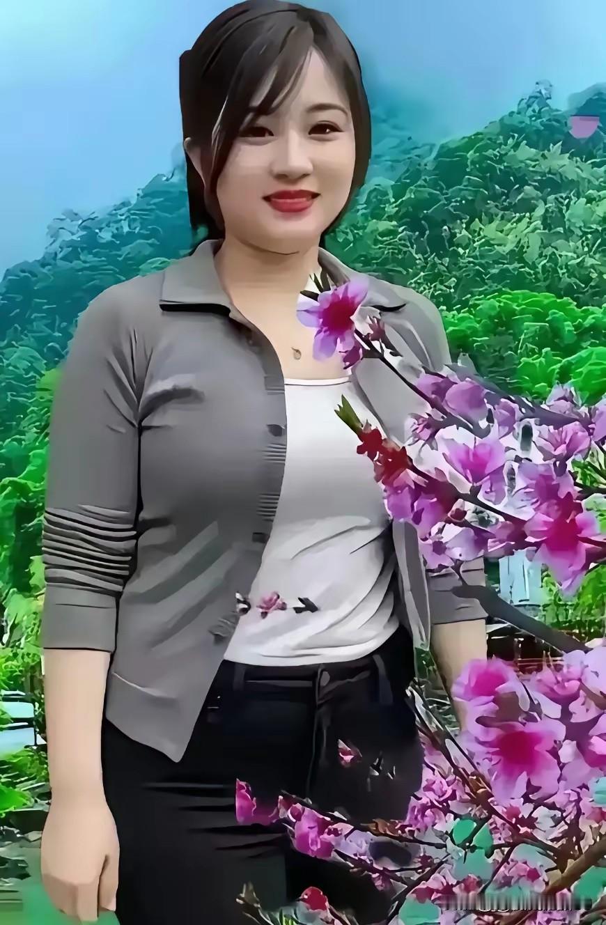 云雾缭绕的乡村，宛如一幅绝美画卷，恰似世外桃源。
姑娘伫立其间，云雾映衬出她青春