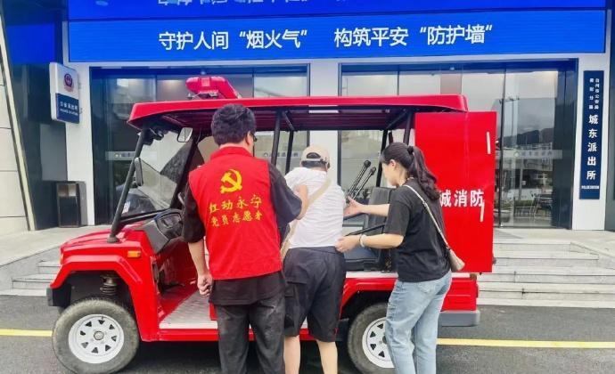 “小王哥”，清晨巡河记台账，午后网格巡查时陪受伤租客办居住证明，夜晚穿背心消防夜