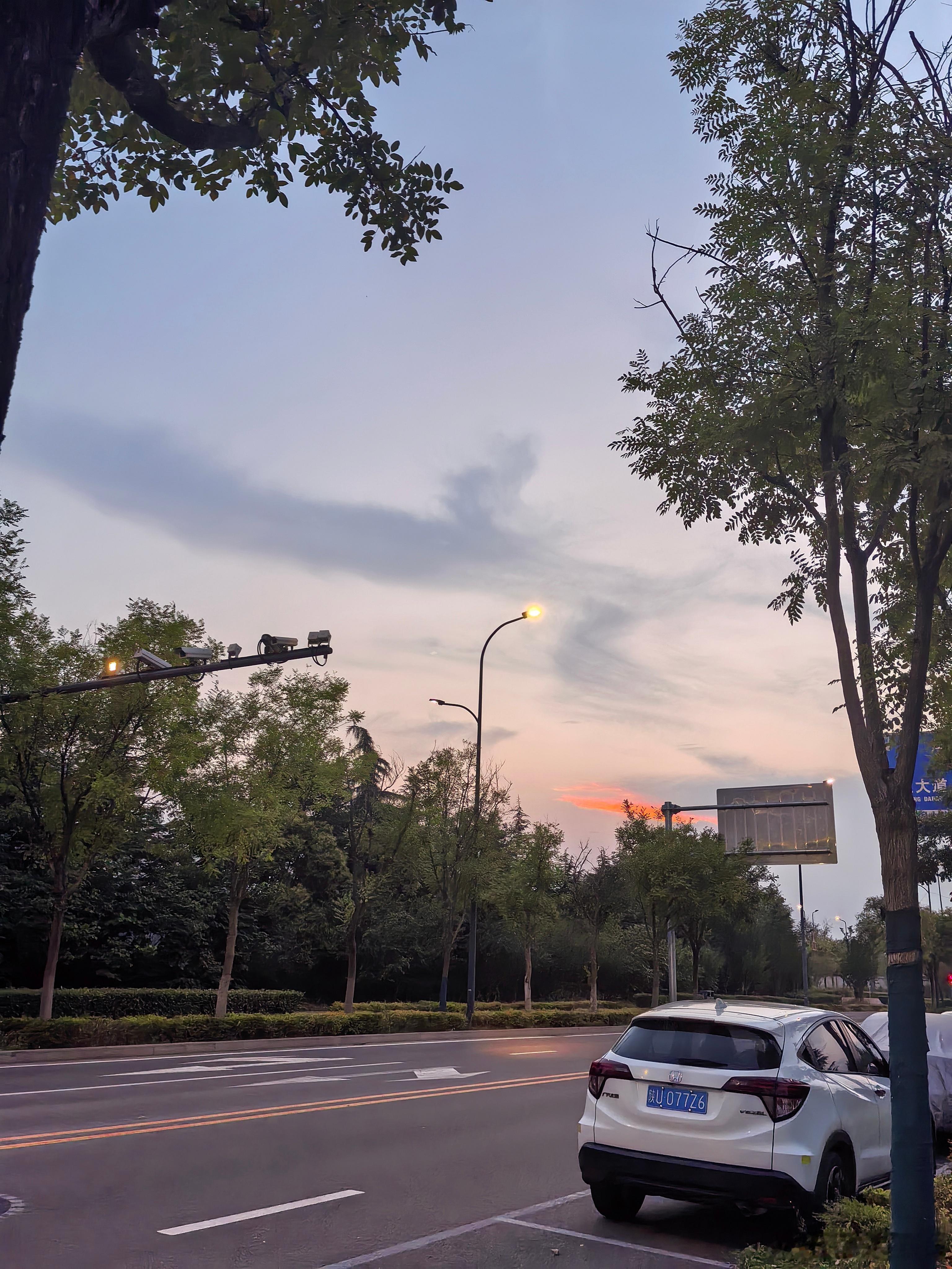 今天的天空还蛮好看的 