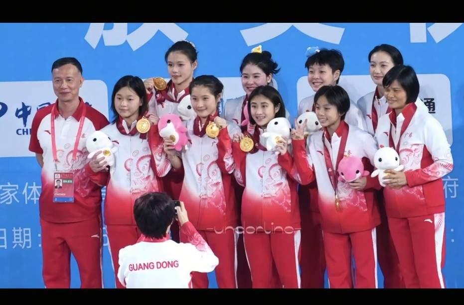 全红婵深夜发朋友圈，一句话戳中人心：“没有白走的路，对错都是我的脚印。”

17