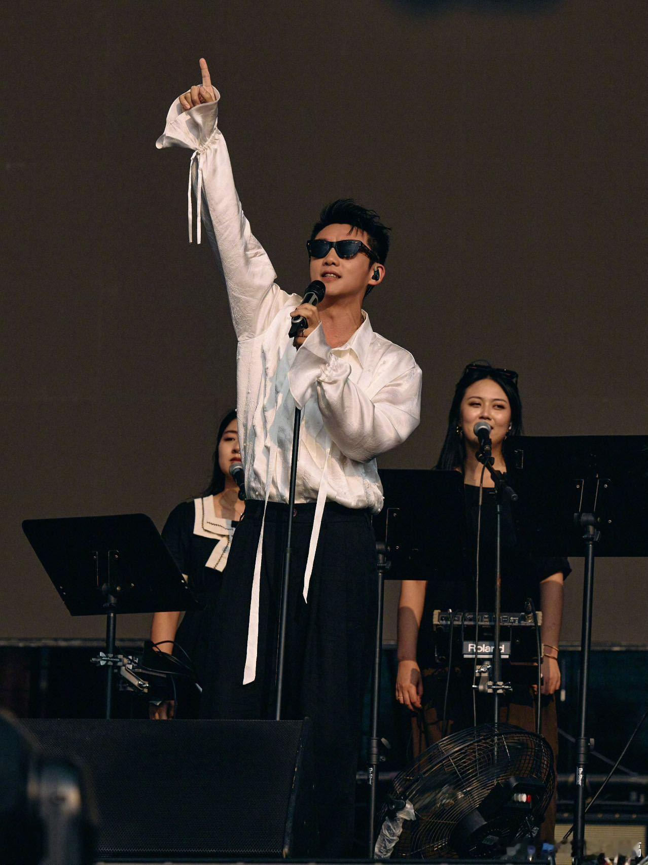 韩庚嘉宾郑恺韩庚世界的角落巡演韩庚上海站居然请到郑恺当嘉宾！跑男兄弟台上合体那一