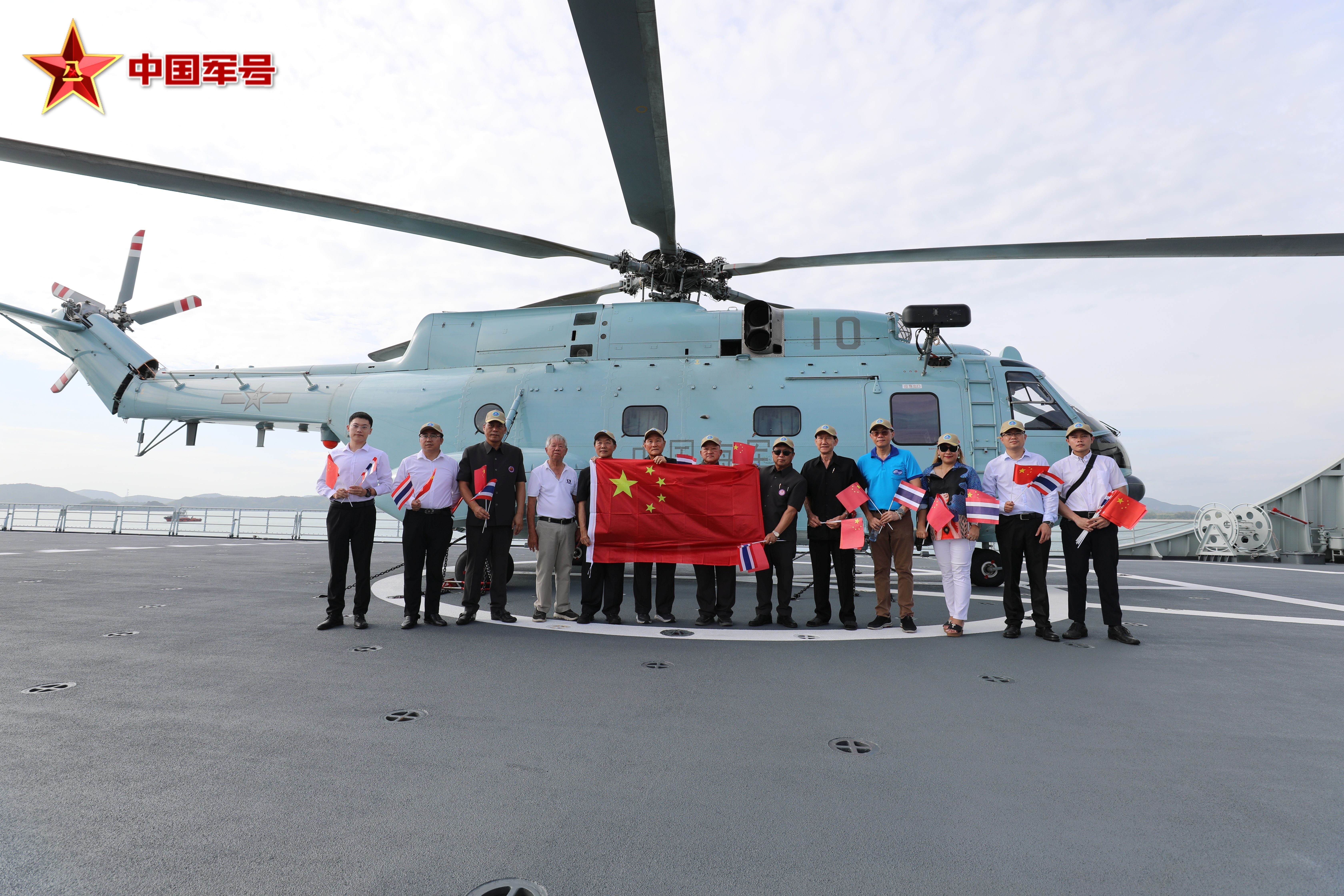华人华侨齐声祝福人民海军7月24日，中国海军83舰编队抵达文莱摩拉港执行友好访问