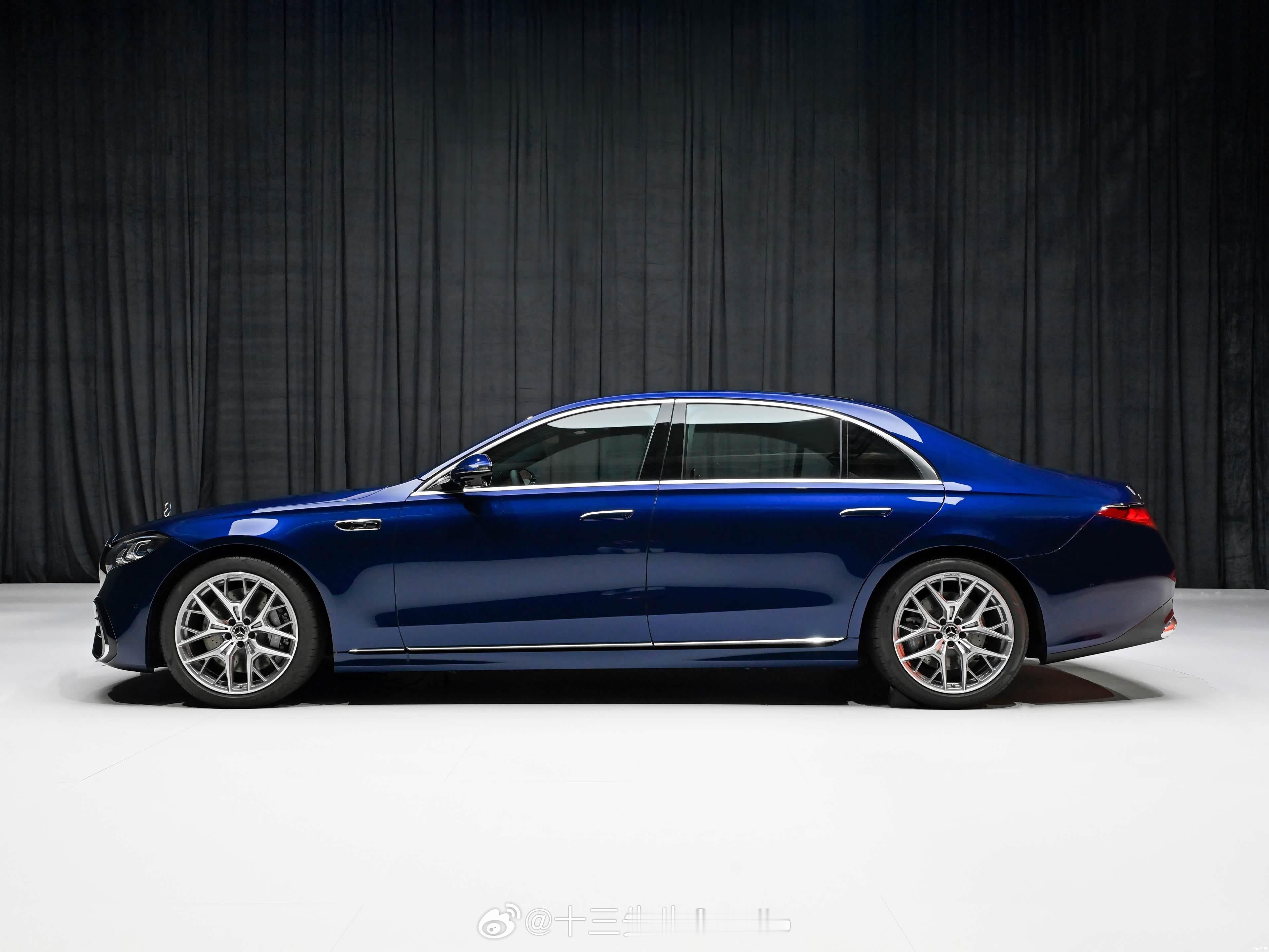 明年1月1起禁止全隐藏式门把手了，奔驰S级大概是在年中上市，但还是用的全隐藏式门