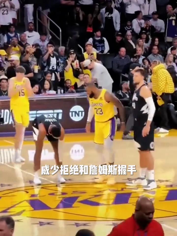 威少拒绝和詹姆斯握手。