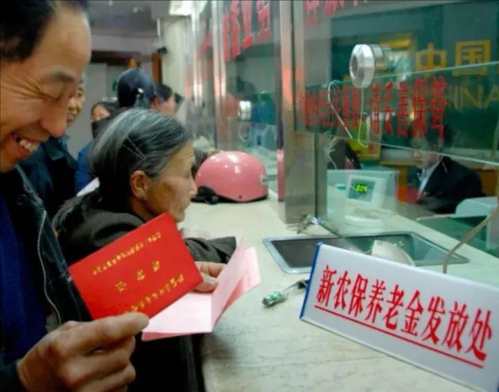 工人的贡献小吗？
可我已经失业大半年了，甚至连找个2000块钱工资的绿化工岗位都