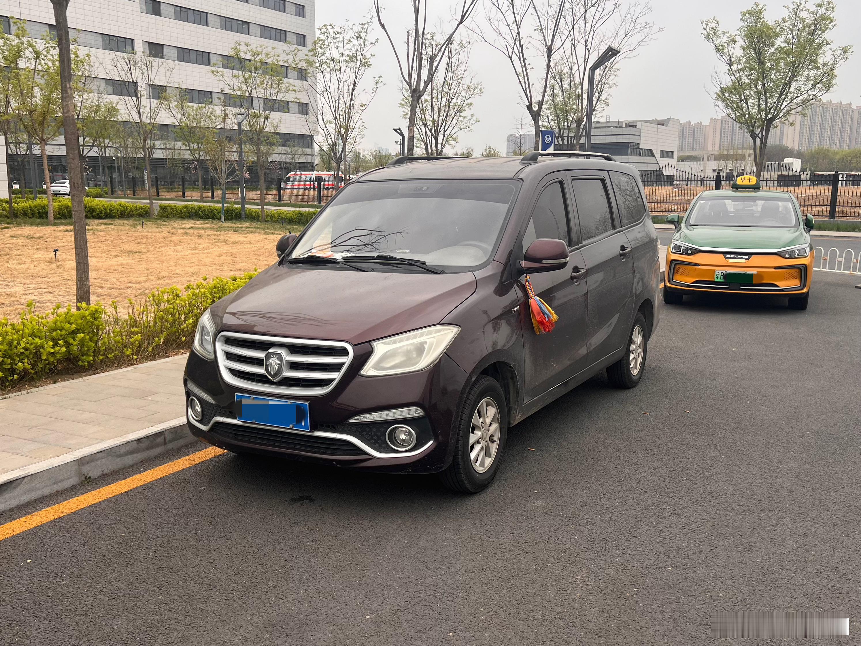 嚯，地道老北京奔驰小面包！这大车标太尊了嘿，就是不知道俩狮子戴个帽儿和福田到底有