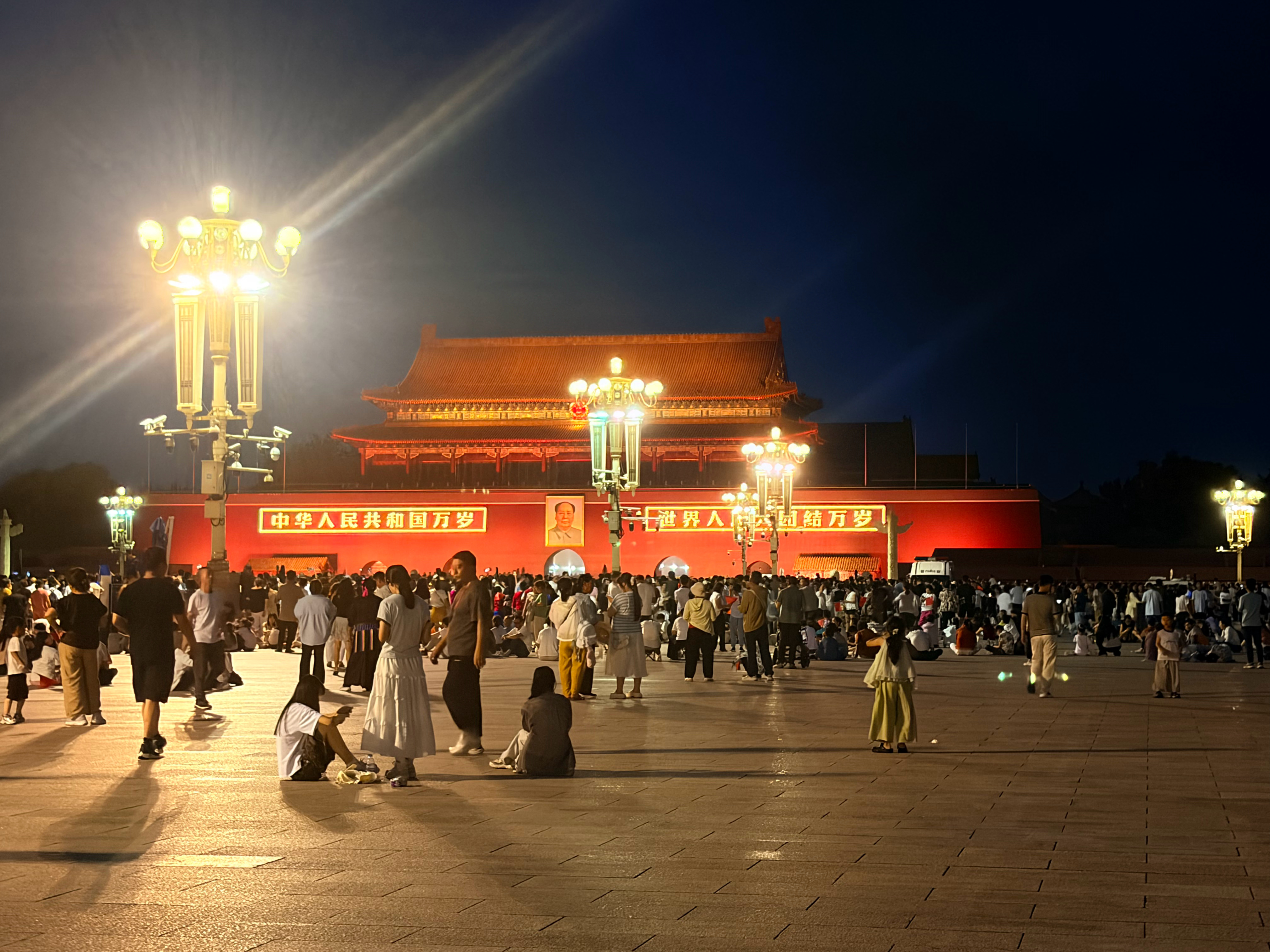 为了看一场升旗仪式，感冒也要凌晨三点就起床，三点半出门赶路，深夜路上超级多人～ 