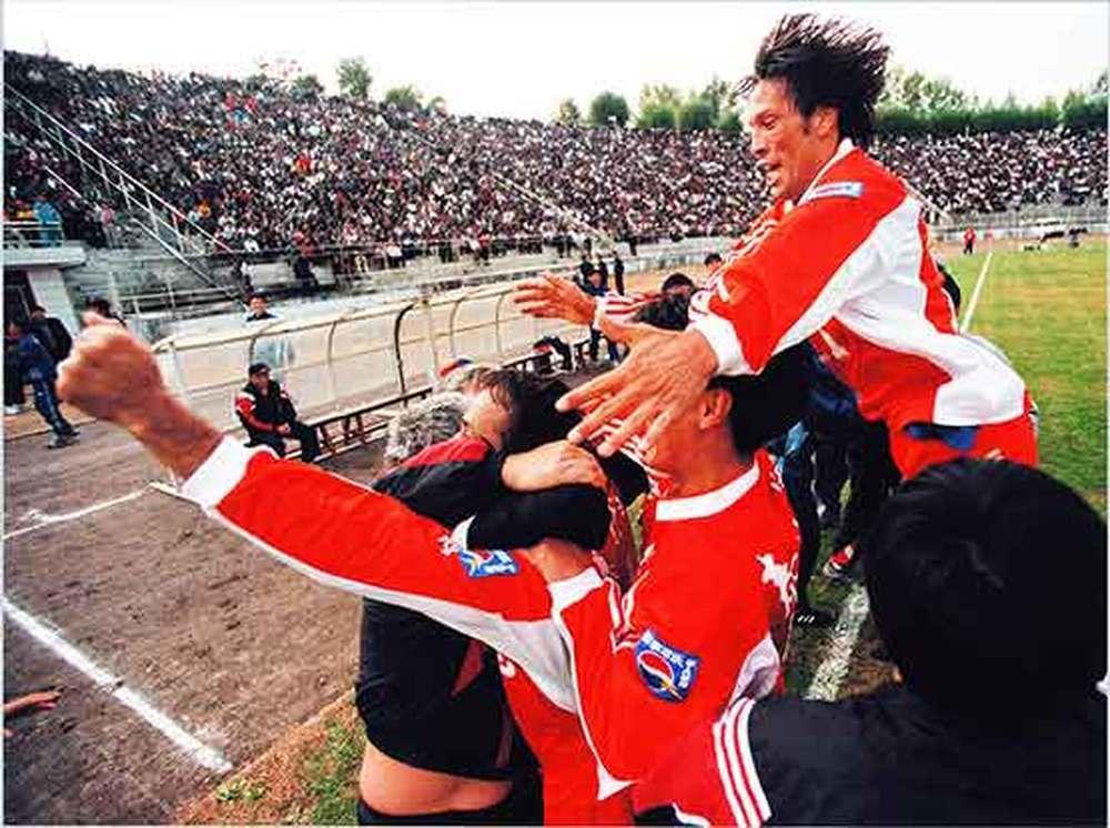 1999年12月12日，山东鲁能泰山队勇夺甲A联赛与足协杯双冠，捧起足协杯冠军奖