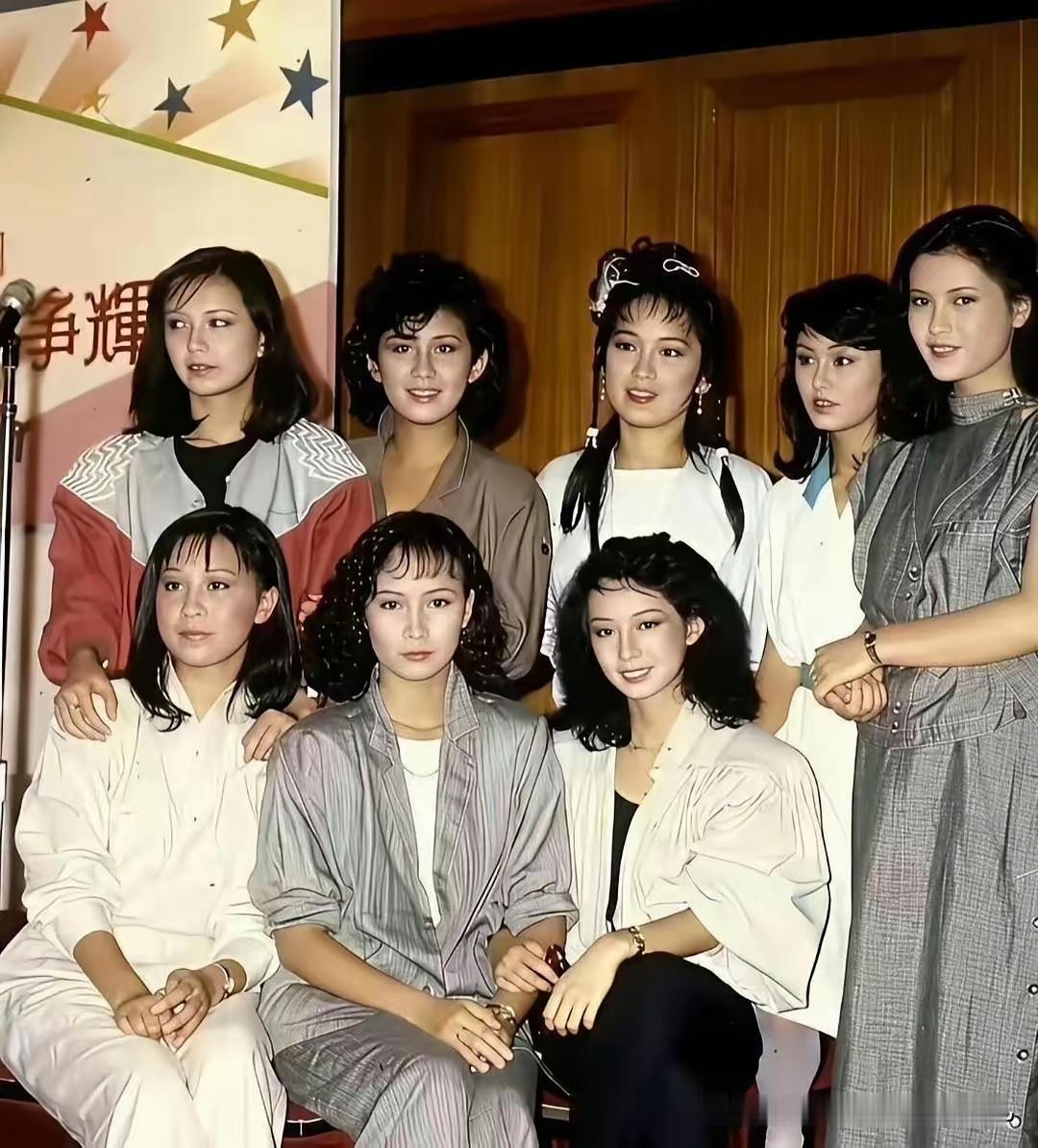 这是1984年TVB经典的“翡翠八美”合影，都是当年的港圈美人：曾华倩、吴君如、
