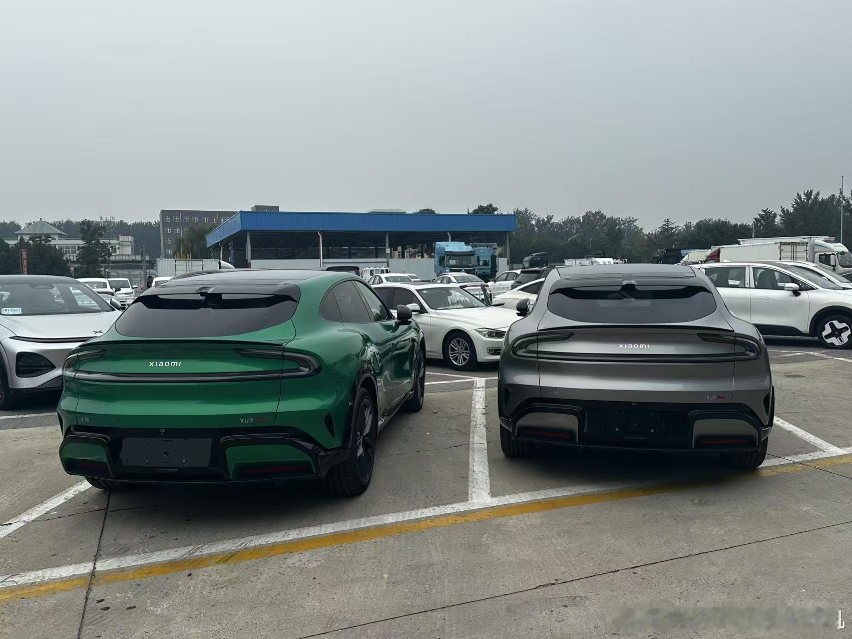 一个提了小米YU7的群友今天去上牌，现场好多辆小米和小鹏都在这排队。我举报，图一
