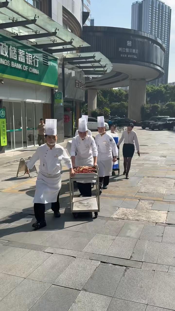 我认为不影响！

“摆摊”本身不属于影响城市形象的因素，真正影响城市形象的是某些