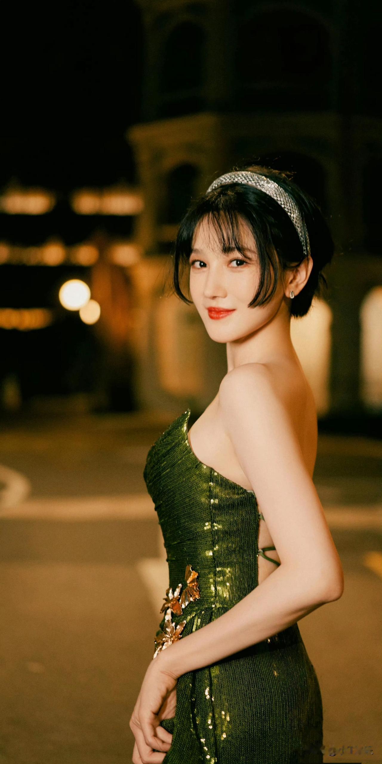 陈小纭这“绿衣精灵落跑公主”的称号太贴切了！她穿上绿衣，就像从童话世界里跑出来的