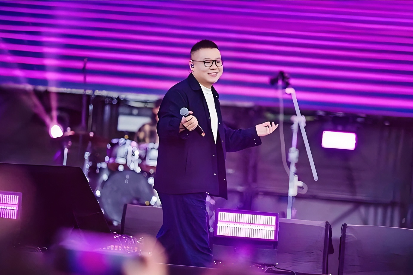岳云鹏演唱会门票分七个档次，最高价位门票售罄，黄晓明等明星助阵。可容纳1.8万人