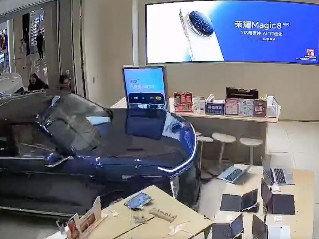 【一商场展车撞入手机店，车企回应：小孩误触所致，无人受伤】广东中山一商场内发生一