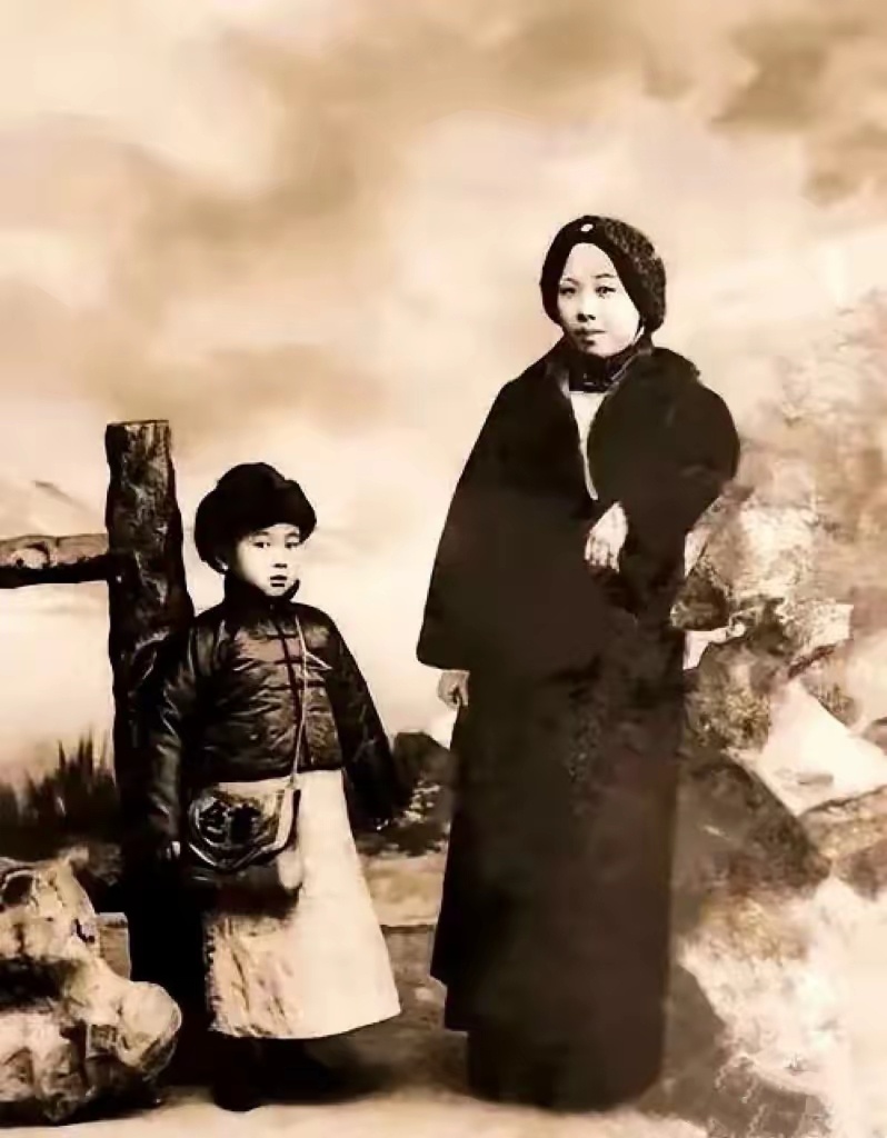 1917年，刚上小学的钱学森与母亲章兰娟的合影，镜头中6岁的钱学森穿着长袍马褂，