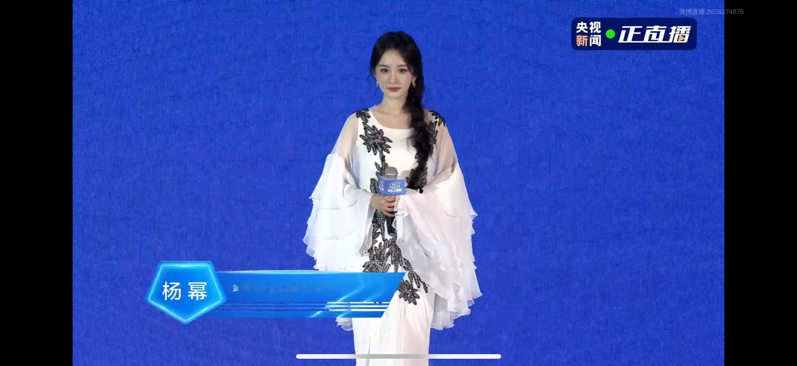 杨幂完全是妈妈级别的官宣第20个代言➠女星代言总数top1上身第93套高定➠女星