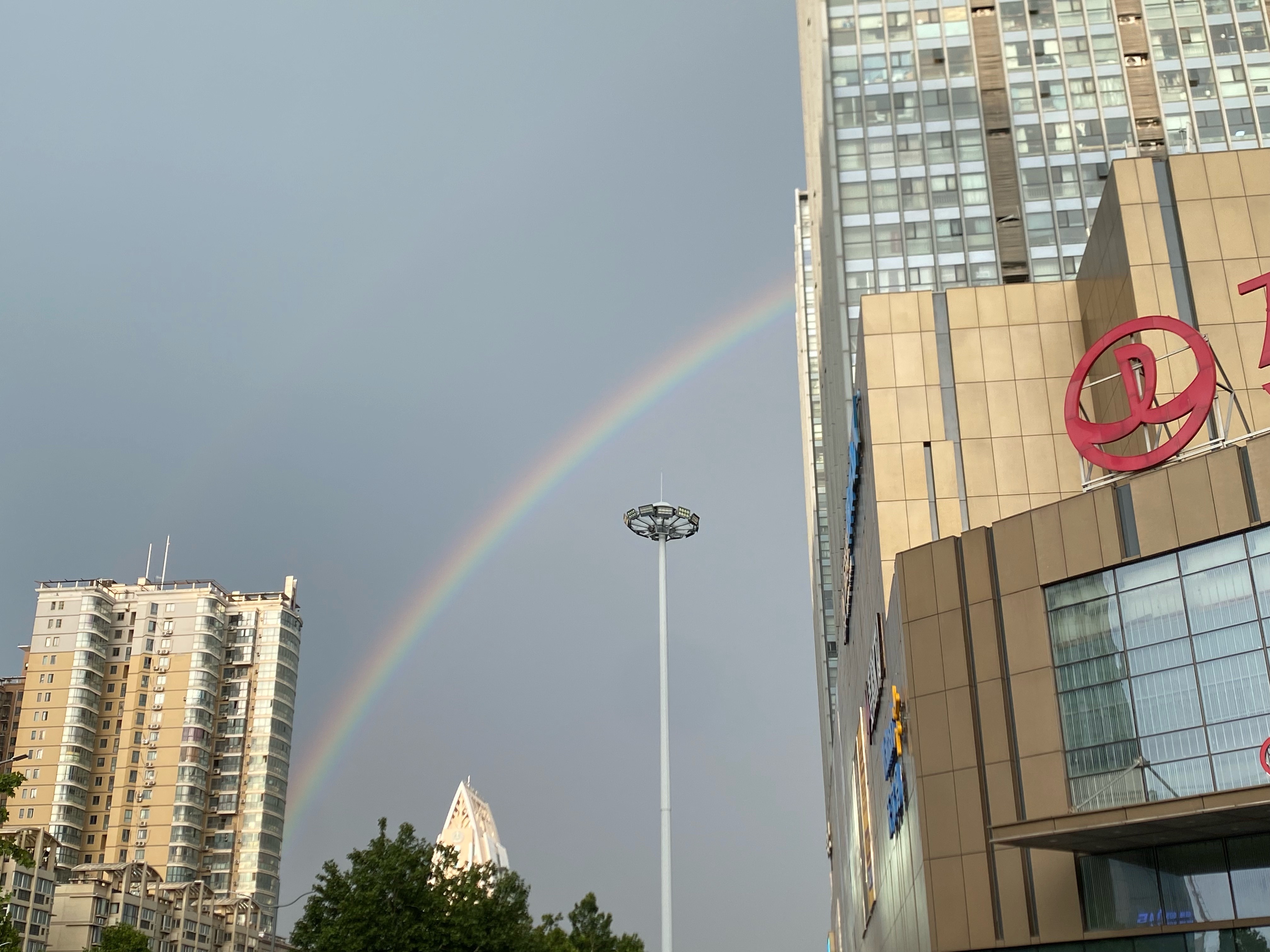 今天下班虽然淋了雨但是拍到了彩虹🌈 