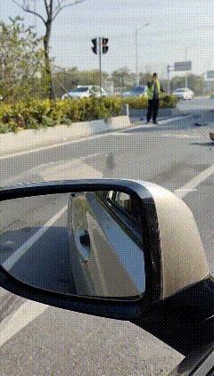 飞来横祸，灭顶之灾，真不知道小车上的人情况如何了。
3月16日，事发地疑似在广州