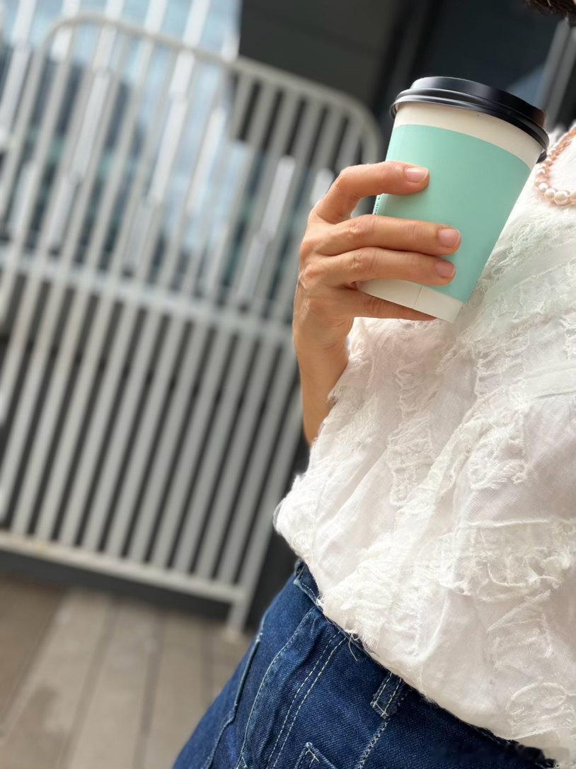 又下雨了29度的气温office的空调有点冷公司露台的咖啡馆来杯热拿铁☕️边喝边