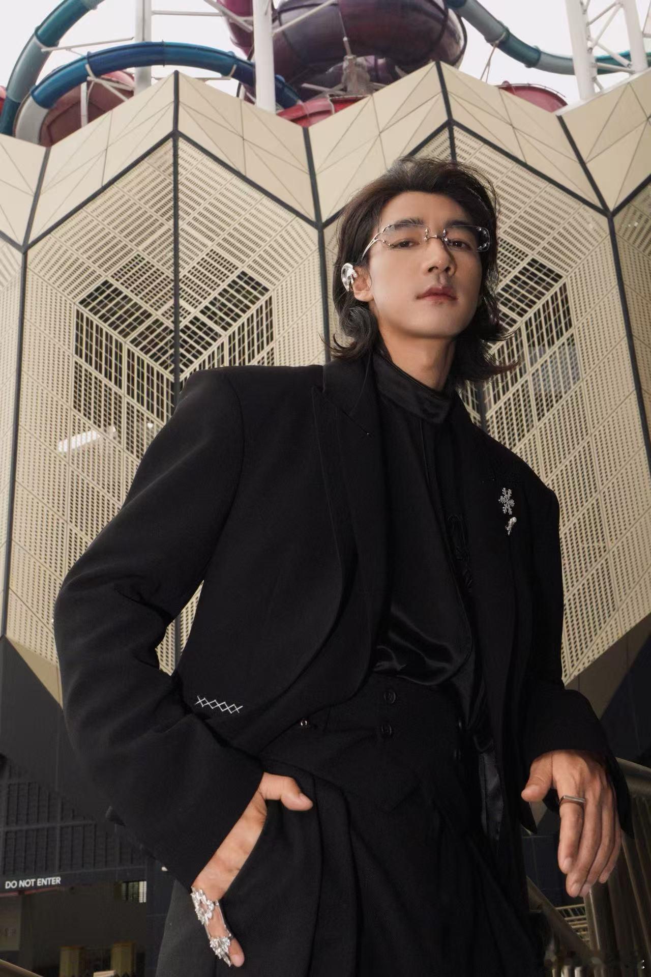 就此沙这个冷脸爽耳骨夹配黑衬衫！此沙你这是在点火 