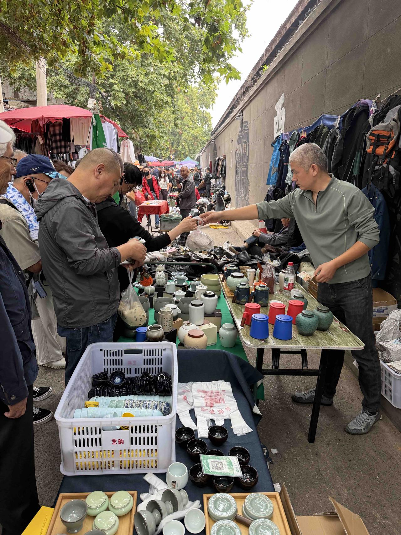 今天上午，我逛西安档子，走到西仓西巷时，忽然看到一队外国旅游团的客人，在中国美女