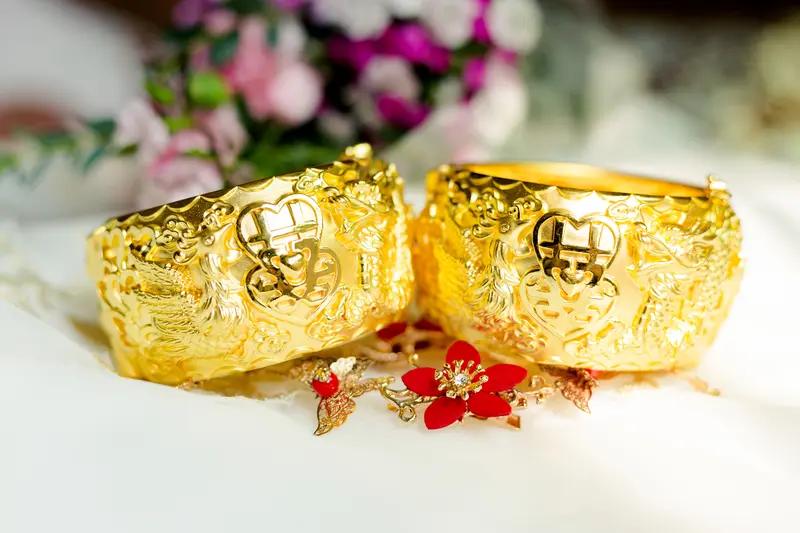 金价下调阿姨花40万买婚嫁金 金价下调，一位阿姨花40万买婚嫁金这事太火了。广州