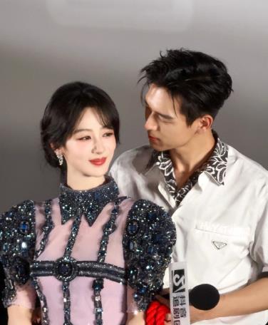 李现和杨紫父母穿同款外套 杨紫父母被偶遇身穿一款与李现高度相似的深色外套就餐，引