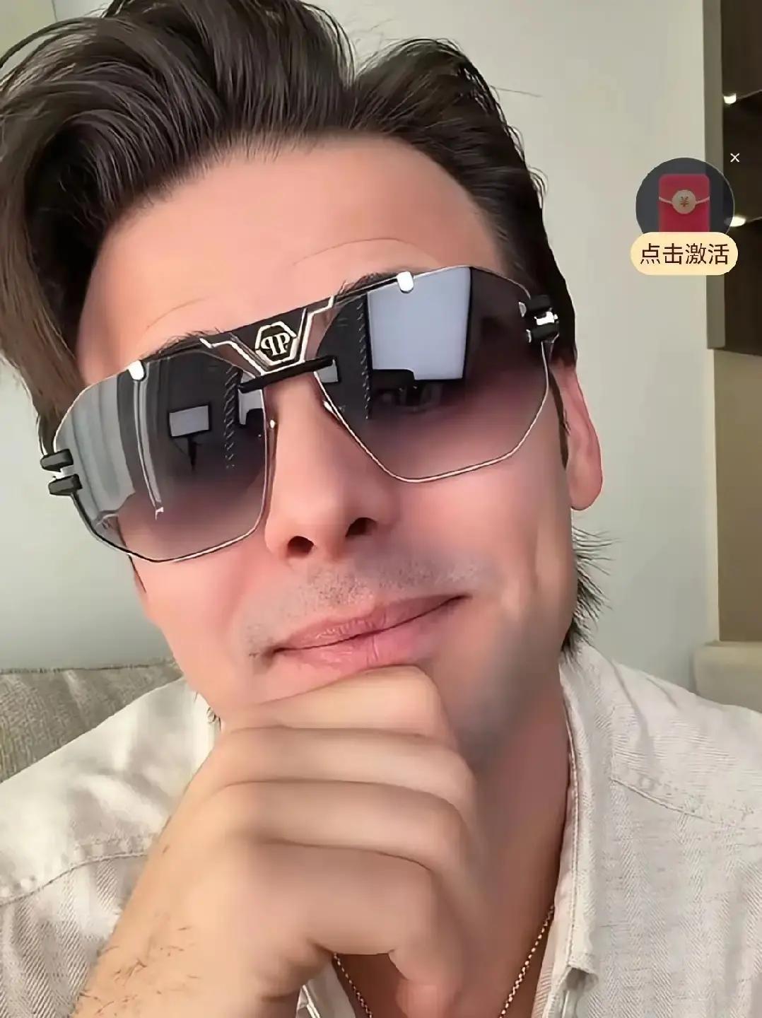 阿迪刚和盈公主分手，就开口让前任掏钱买国际机票，说是要飞回来见新女友凯莉。
盈公