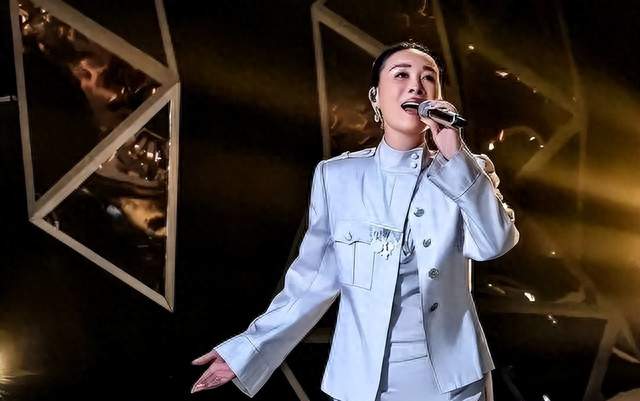 一场演唱会见真章！那英人脉底牌全摊开，刀郎再火也终究望尘莫及