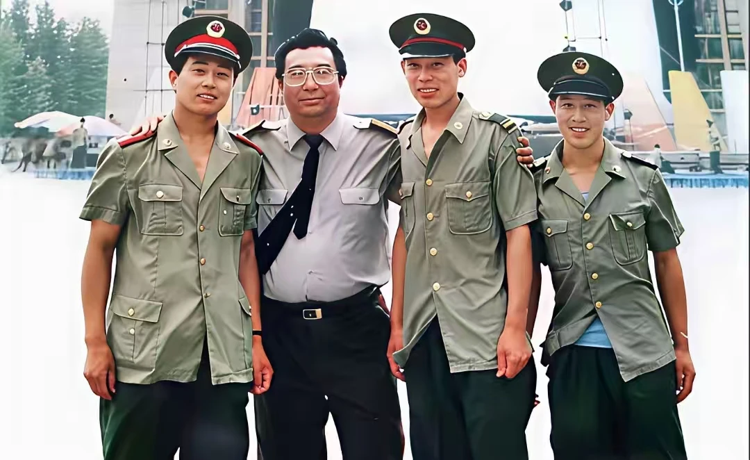 80年代，李双江下部队演出时与年轻战士们的一张留影。铁打的营盘流水的兵