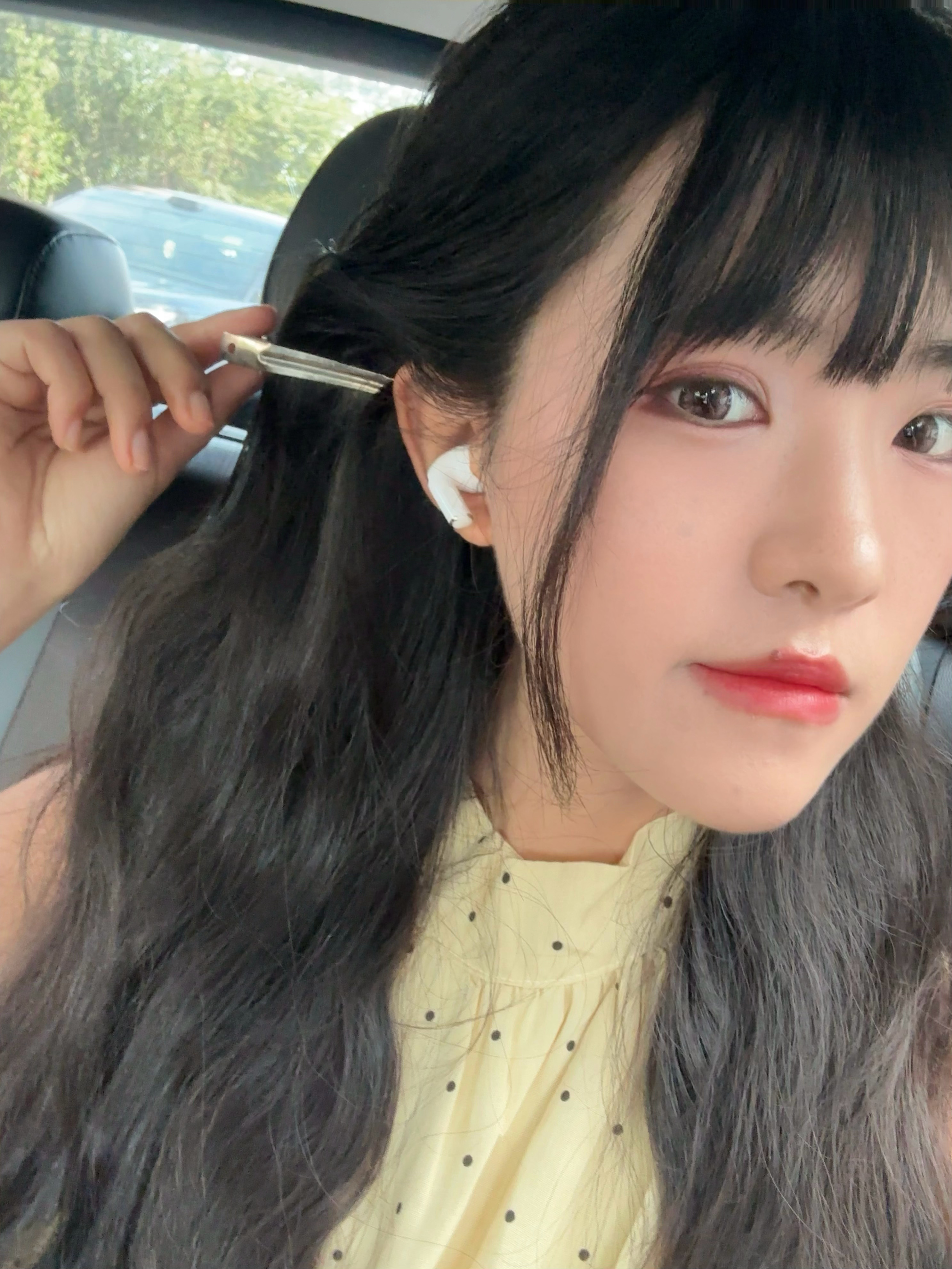 今天拍摄，给自己打造一个头包脸的发型，上班路上拿夹子固定一下  稍等你桥儿就给各