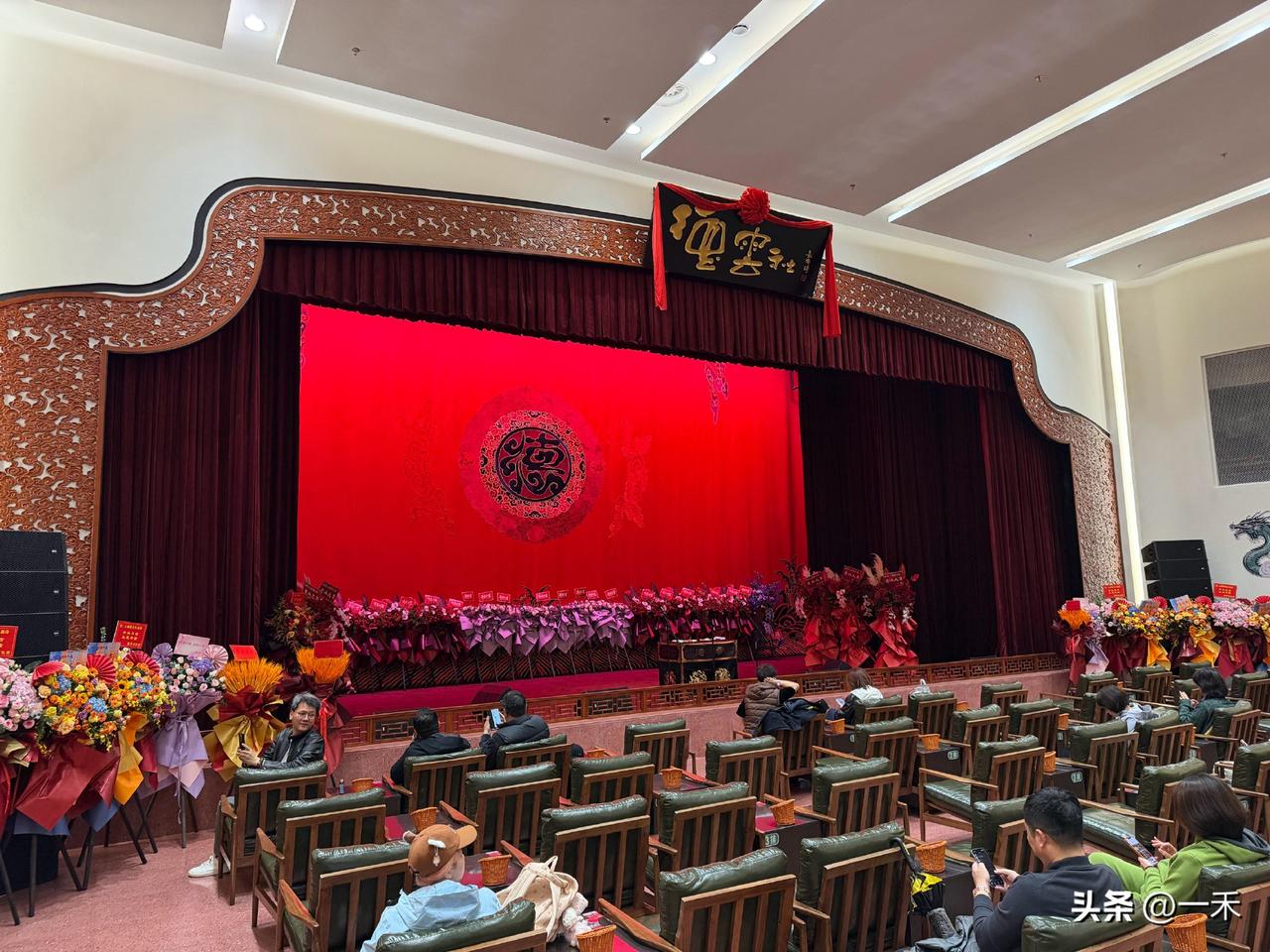 上海德云社4分钟售罄9场票，二手炒到8100元，不止是相声火
 
家人们，上海德