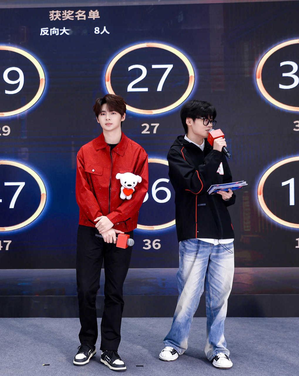 伞兵送你上分神器 伞兵绝对是实力宠粉双在线的电竞大神。赛场上战绩耀眼封神赛场，赛