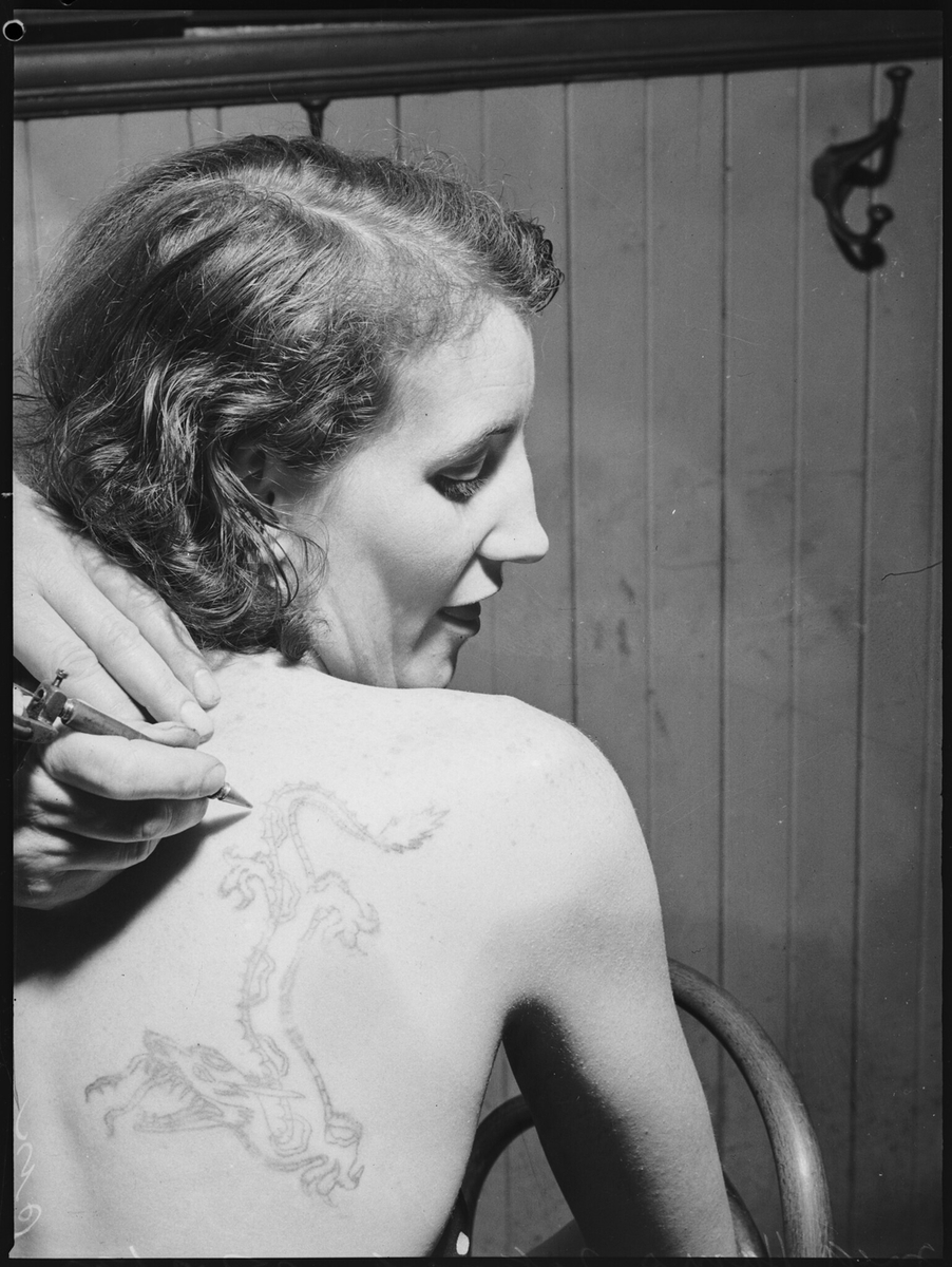龙纹身的女人，1937年 