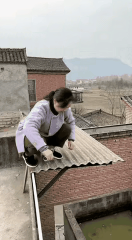 盲目相信铁架子的实力，忘了自己的重力，摔了个人仰马翻。但愿人无大碍[祈祷][祈祷