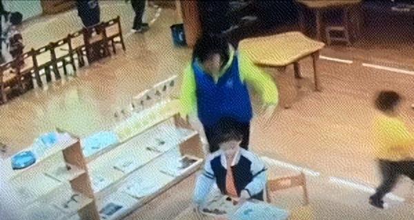 “令人发指！”2021年，四川幼儿园内一幼师把滚烫的汤水灌进4岁幼童口中，见孩子