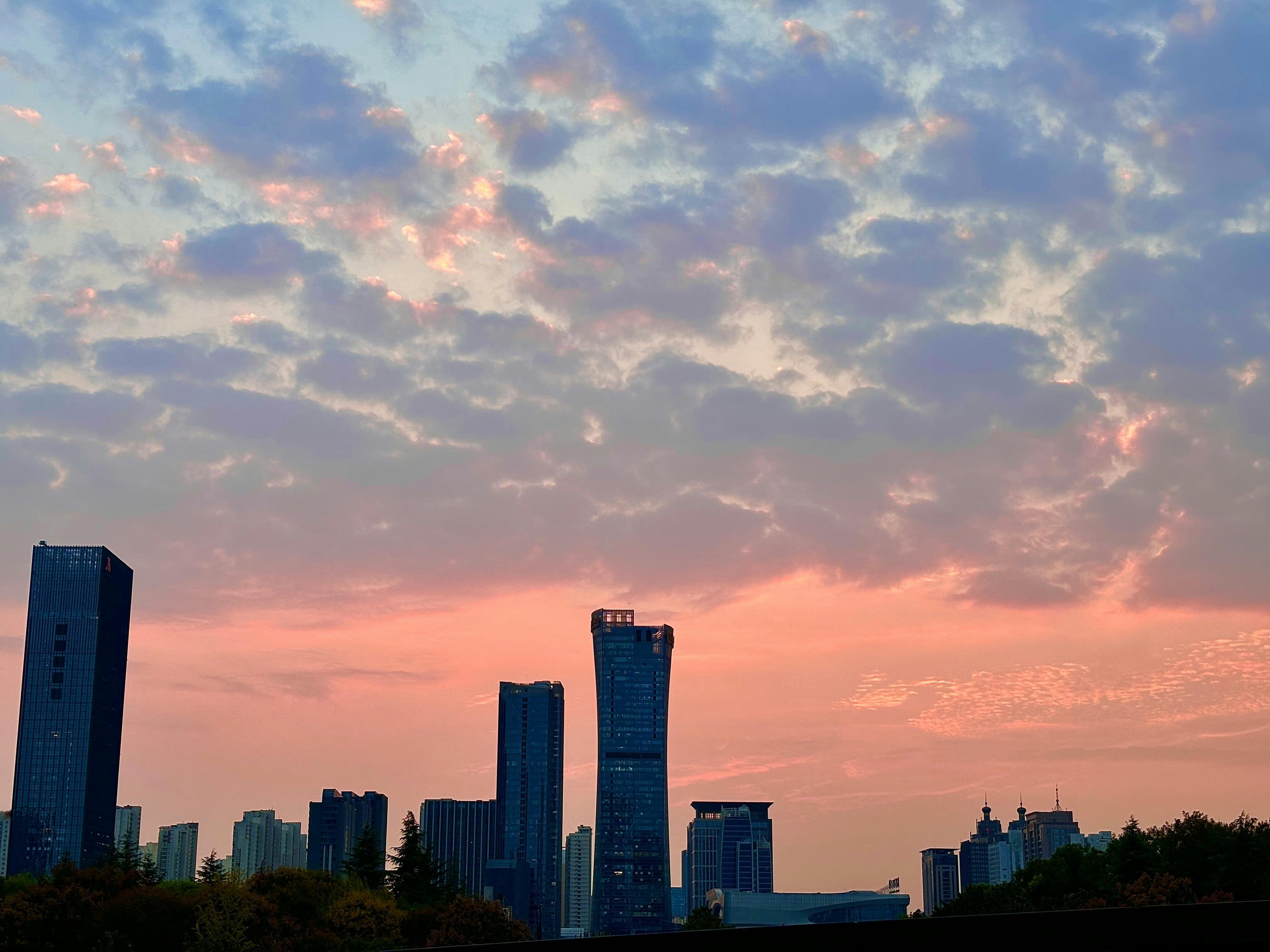 “虽没大漠孤烟，却有长河落日”的唯美景象#王一博拍的落日# ​​​