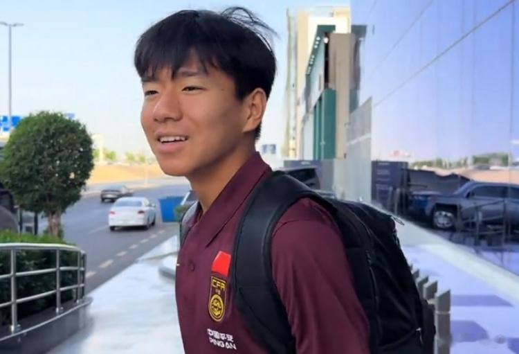 U17亚洲杯决赛，U17国足2-3不敌日本U17队，获得亚军。在接受央视记者采访