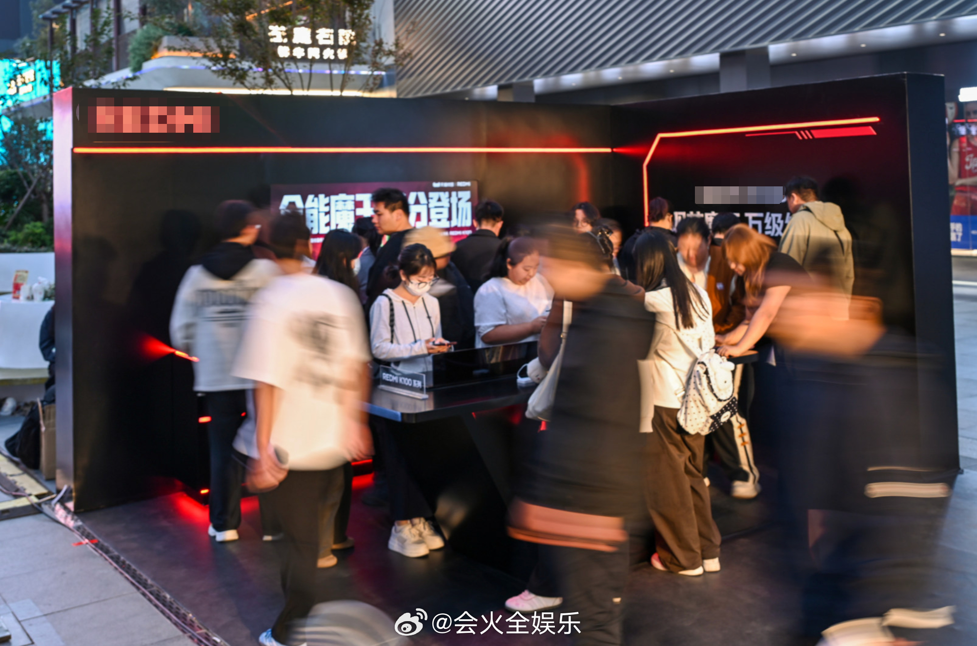 吃鸡单挑王上海街头迎战大学生 这也太刺激了！吃鸡单挑王、百万主播众祸 1v10 