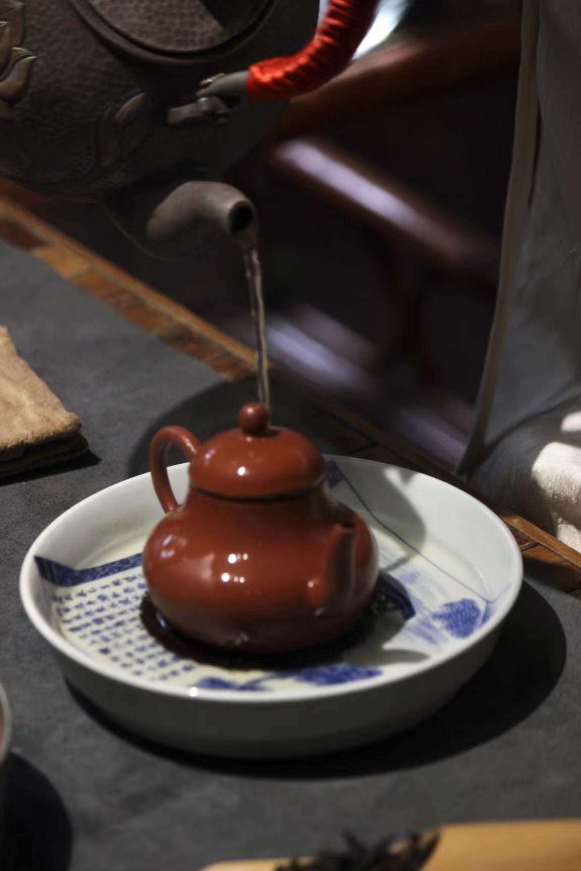 品茶赏器交友  当茶杯捧在手里，苦后的回甘，像极了生活，总在不如意处，藏着转折的