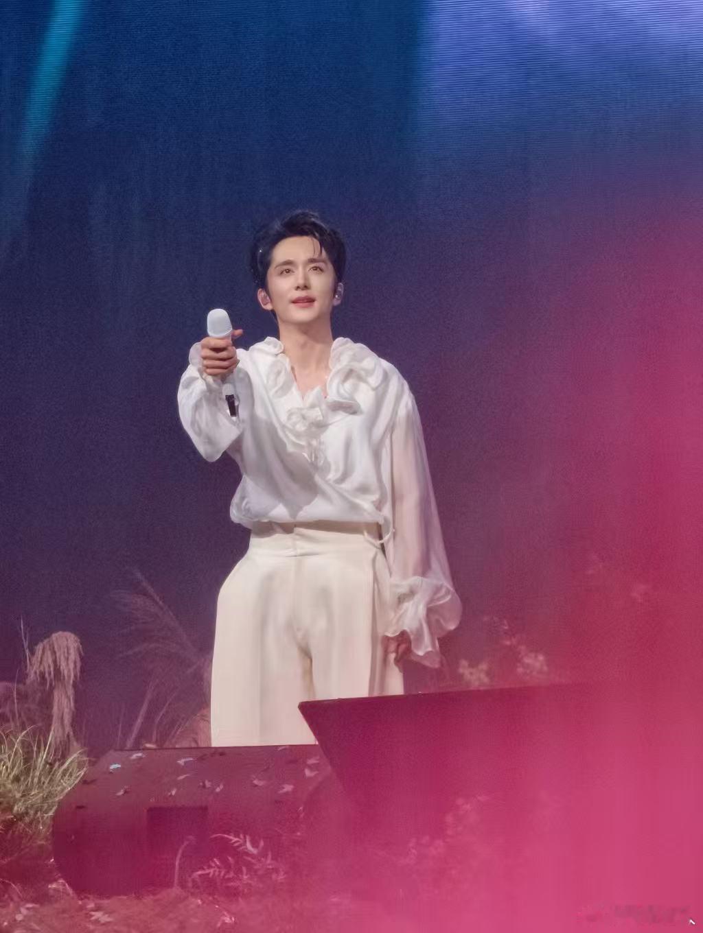 张新成演唱会唱功 收尾抒情曲目含泪演唱，情绪浓烈但声音全程平稳，强弱把控细腻，歌