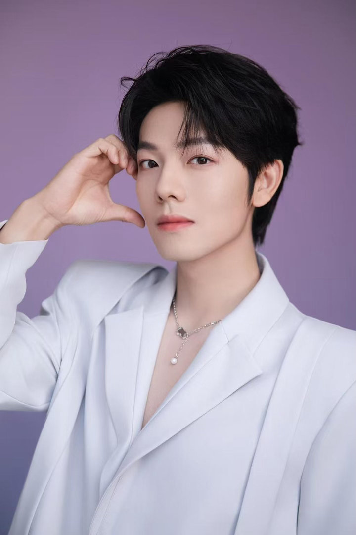 曾辉A爆了曾辉A爆了！自带王者范儿，一举一动都透着力量感，型男魅力直接甩开一截，