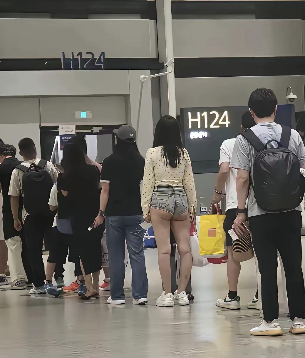 哎哟喂，现实居然有Lisa露屁股同款…。咱也不是想反对你的露屁股自由，我就想问，