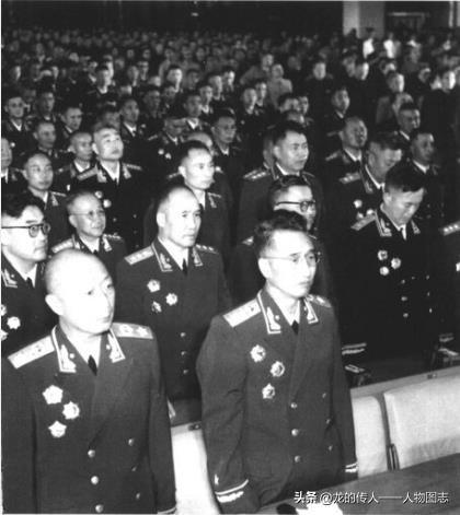 1955年9月27日，李达(二排中)在怀仁堂的授衔仪式上。李达被授予上将军衔。前