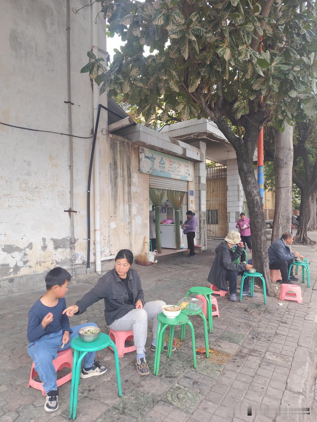 元江5块钱一碗的米线全是本地人
自驾游第529天（2026.1.17），元江窝冬